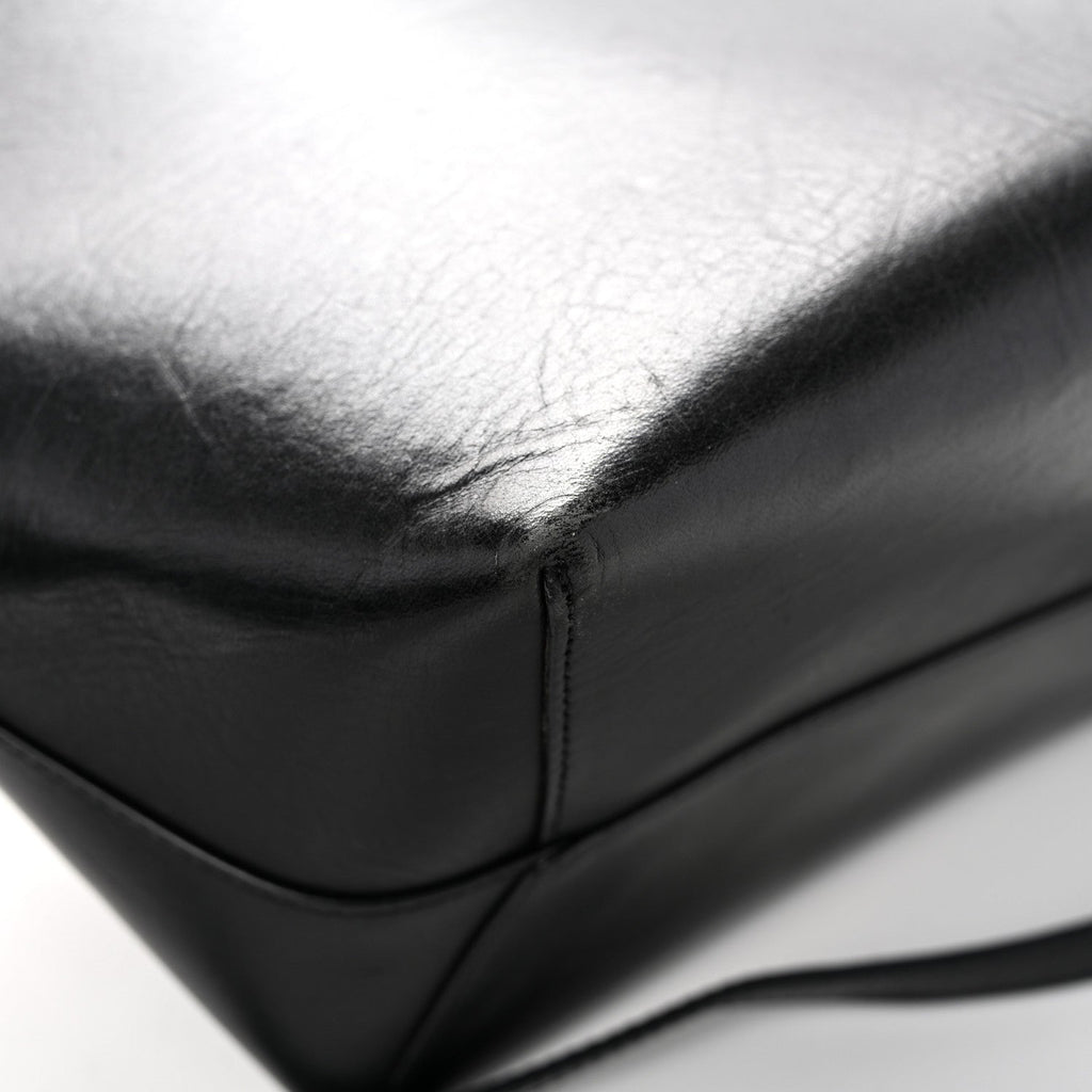 Vegetable Tanned Calfskin Bucket Bag Black Flamma