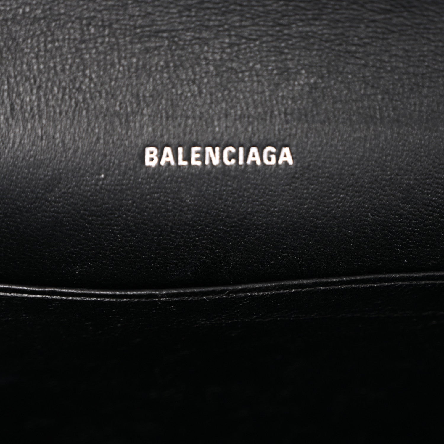 Grained Calfskin Logo Cash Phone Holder Wallet On Chain Black White