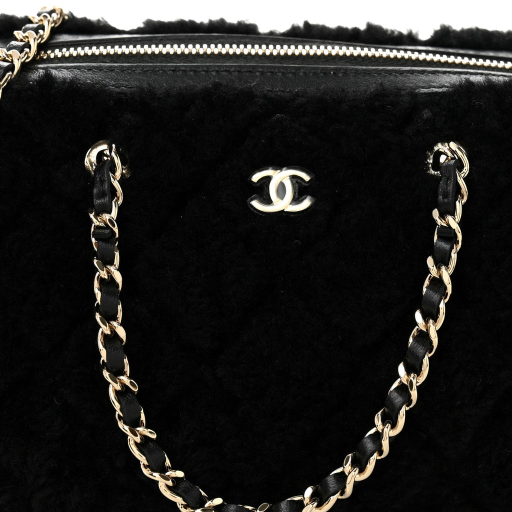 Shearling Quilted Barrel Clutch With Chain Black